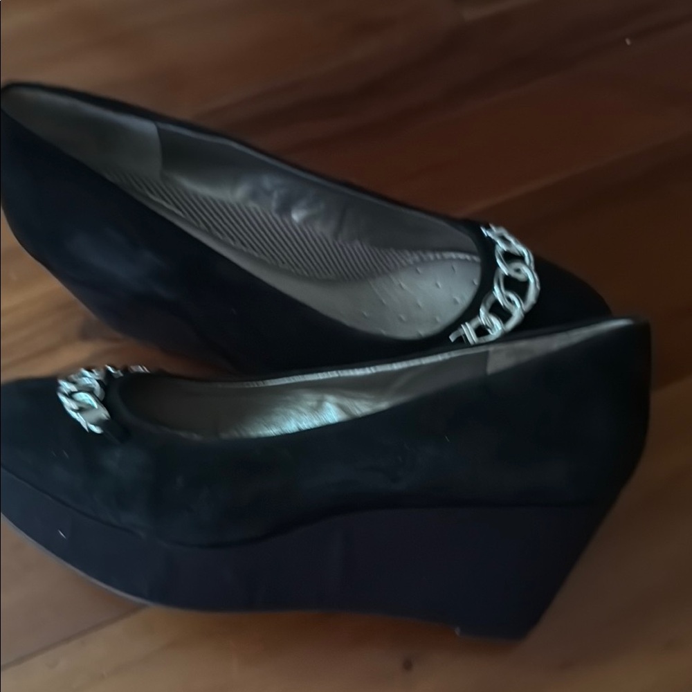 Elegant Black Wedge Shoes with Silver Chain Accent